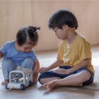 Autobus Escolar Encajable Orchard Plantoys