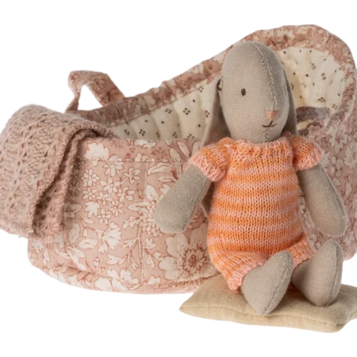 Conejito en capazo micro con traje coral Maileg