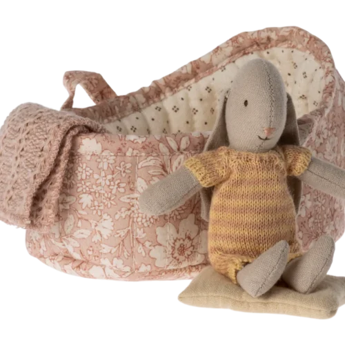 Conejito en capazo micro con traje mostaza Maileg