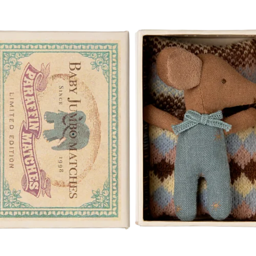 Ratón bebé desvelado en caja de cerillas Azul Maileg