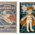Ratón súper heroe Hermanito en caja de cerillas Maileg