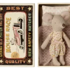 Ratón Hermanita Race en caja de cerillas Maileg