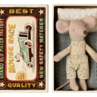 Ratón Hermanito Race en caja de cerillas Maileg