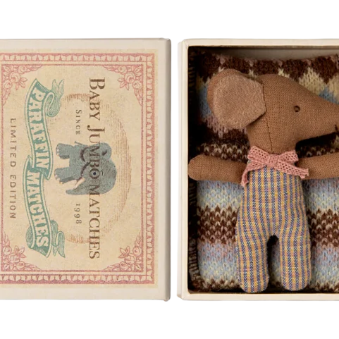 Ratón bebé desvelado en caja de cerillas Rosa Maileg