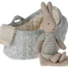 Conejito en capazo azul micro - traje azul claro Maileg