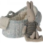 Conejito en capazo azul micro - traje azul oscuro Maileg