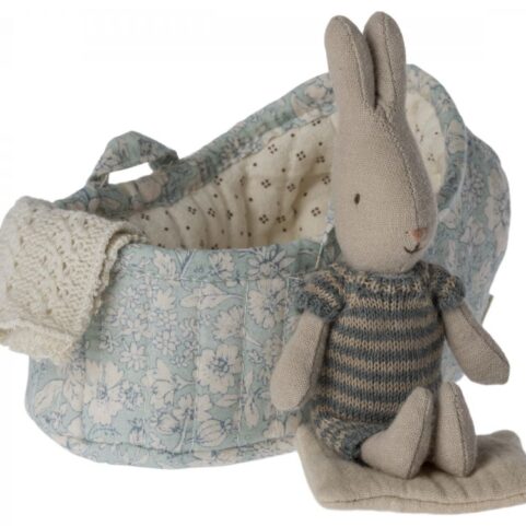 Conejito en capazo azul micro - traje azul oscuro Maileg